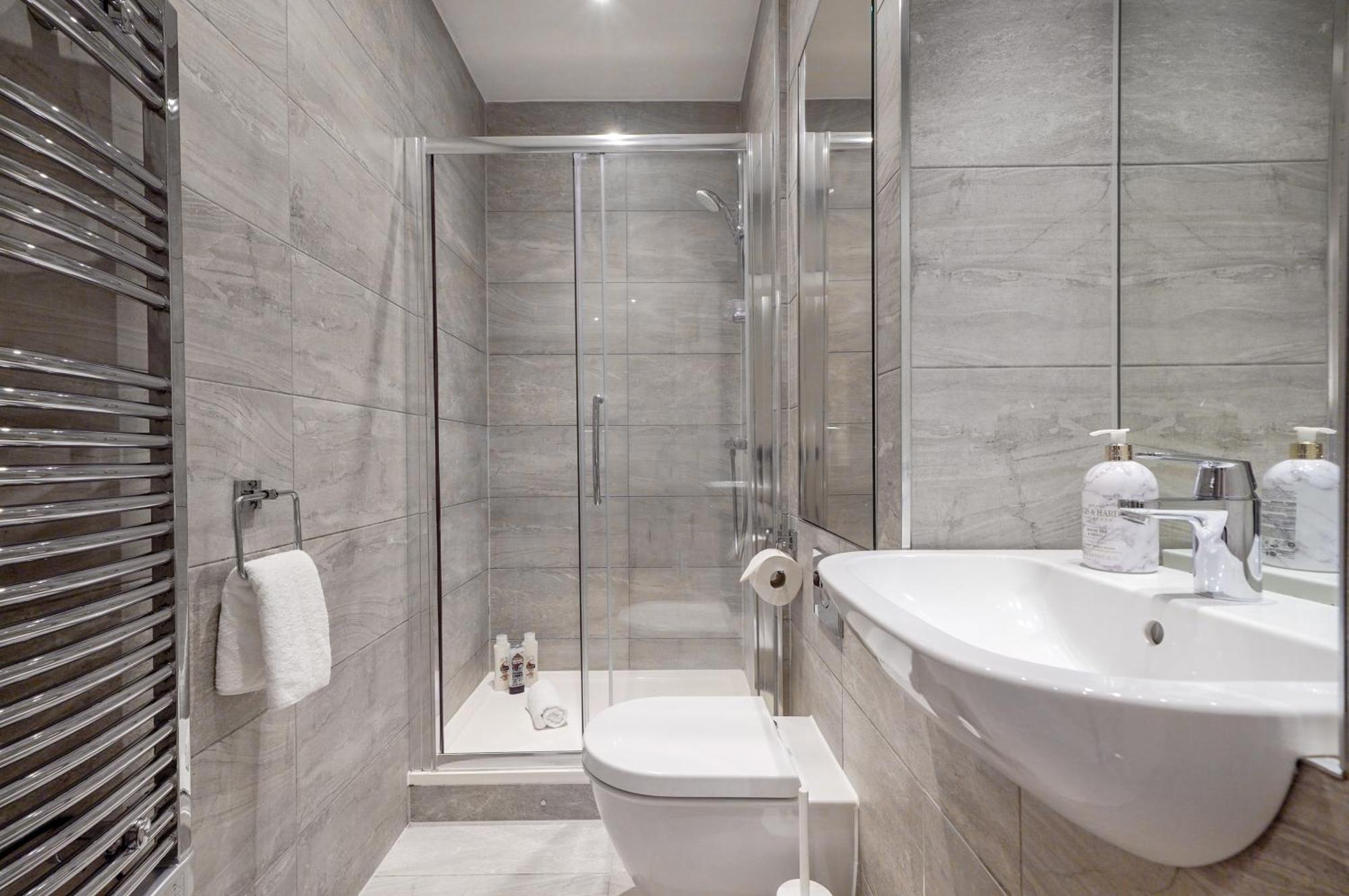 Grand In * Feltham